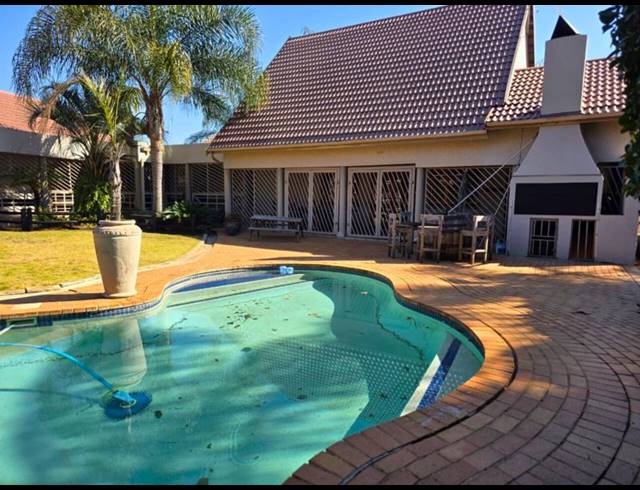 4 BEDROOM HOUSE FOR SALE IN VAN RIEBEECK PARK